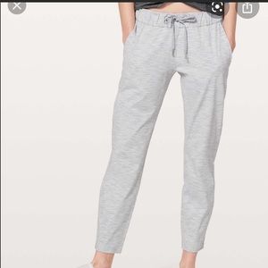 🤍Lululemon On The Fly Pant 28 white grey joggers